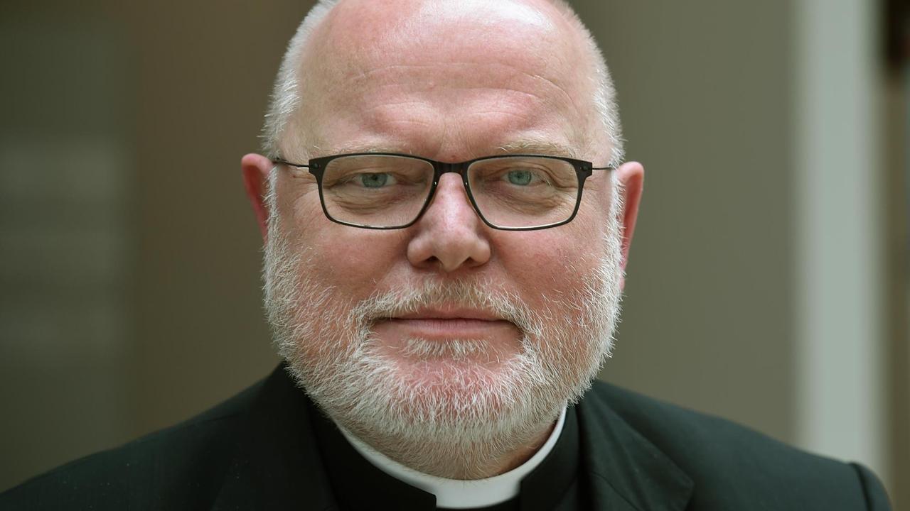 Kardinal Reinhard Marx, Vorsitzender der Deutschen Bischofskonferenz, blickt am 25.02.2015 in Hildesheim (Niedersachsen) in die Kamera.