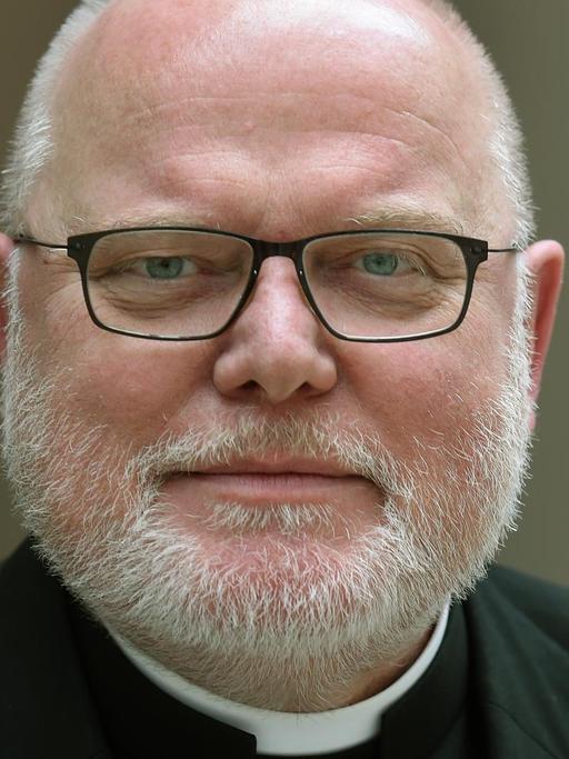 Kardinal Reinhard Marx, Vorsitzender der Deutschen Bischofskonferenz, blickt am 25.02.2015 in Hildesheim (Niedersachsen) in die Kamera.