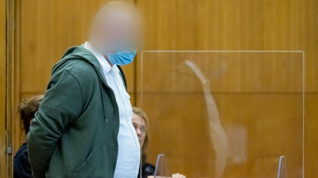01.10.2020, Hessen, Frankfurt/Main: Markus H. (M), Mitangeklagter im Prozess um die Ermordung des Kassler Regierungspräsidenten Walter Lübcke, kommt zur Fortsetzung des Prozesses in den Gerichtssaal im Oberlandesgericht. Markus H. wird aus der Untersuchungshaft entlassen. Das gab das Oberlandesgericht Frankfurt bekannt. Foto: Ronald Wittek/epa/Pool/dpa - ACHTUNG: Markus H. wurde aus persönlichkeitsrechtlichen Gründen gepixelt +++ dpa-Bildfunk +++ 01.10.2020, Hessen, Frankfurt/Main: Markus H. (M), Mitangeklagter im Prozess um die Ermordung des Kassler Regierungspräsidenten Walter Lübcke, kommt zur Fortsetzung des Prozesses in den Gerichtssaal im Oberlandesgericht. Markus H. wird aus der Untersuchungshaft entlassen. Das gab das Oberlandesgericht Frankfurt bekannt. Foto: Ronald Wittek/epa/Pool/dpa - ACHTUNG: Markus H. wurde aus persönlichkeitsrechtlichen Gründen gepixelt +++ dpa-Bildfunk +++