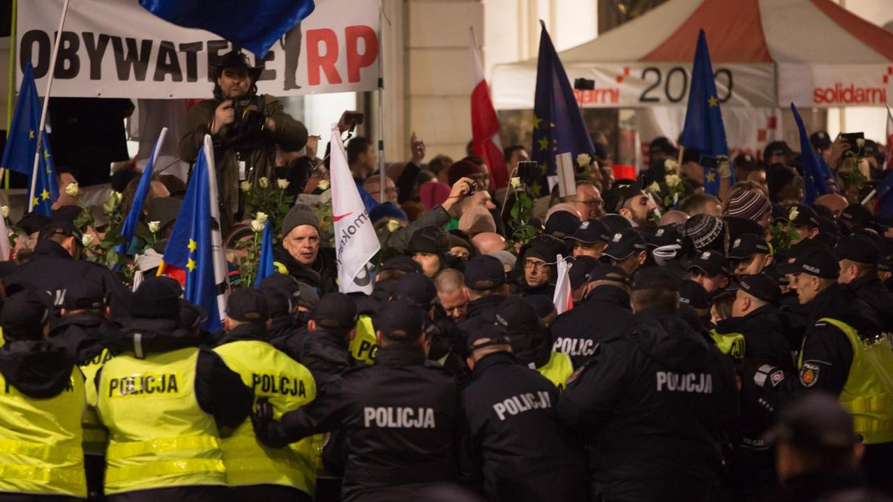 Einmal im Monat organisiert die regierende PiS-Partei in Polen eine Gedenkveranstaltung für die Opfer des Flugzeugabsturzes von Smolensk 2006 - bisher stets begleitet von Protest von Regierungskritikern. Einmal im Monat organisiert die regierende PiS-Partei in Polen eine Gedenkveranstaltung für die Opfer des Flugzeugabsturzes von Smolensk 2006 - bisher stets begleitet von Protest von Regierungskritikern.