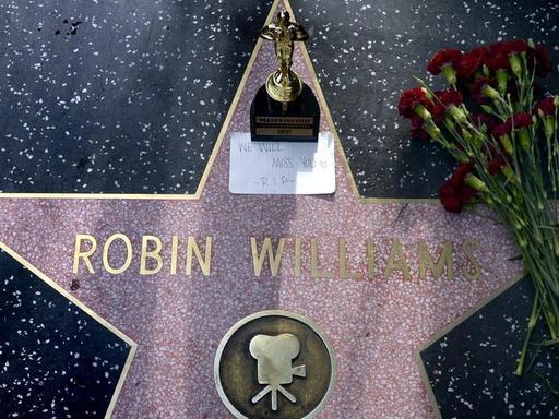 Blumen und ein Oscar-Souvenir am Hollywood Walk of Fame am Stern von US-Schauspieler Robin Williams am 11. August 2014.