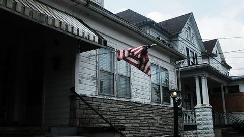 Eine amerikanische Flagge hängt einsam an einem Haus in Clarksburg, West Virginia. Die ganze Häuserzeile sieht arm und unrenoviert aus.