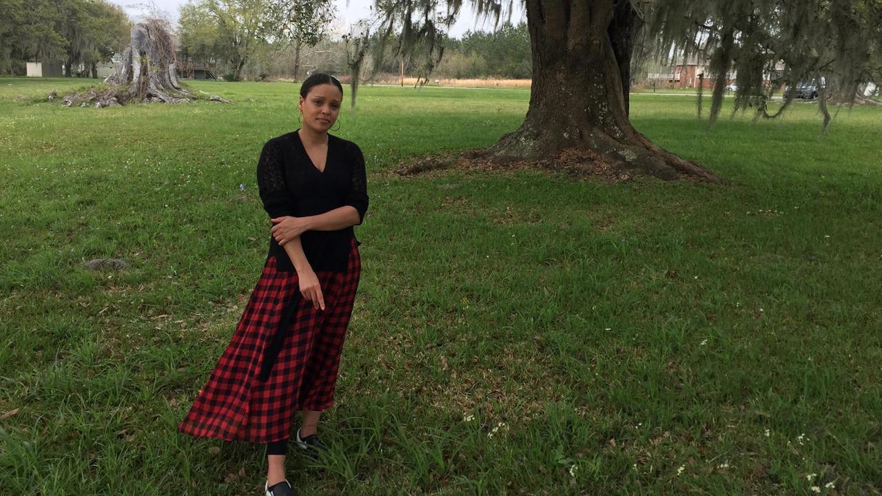 Jesmyn Ward steht vor einem Baum in DeLisle, Mississippi. Jesmyn Ward steht vor einem Baum in DeLisle, Mississippi.