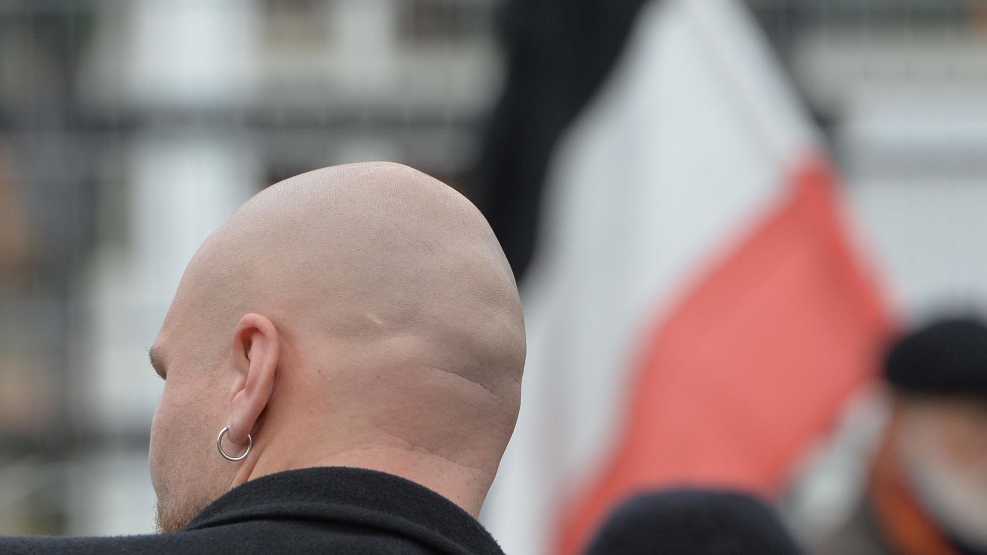 Ein glatzköpfiger Teilnehmer eines Aufmarsches des Neonazi-Netzwerks Freies Netz Süd steht auf einer Straße in Wunsiedel (Bayern) Ein glatzköpfiger Teilnehmer eines Aufmarsches des Neonazi-Netzwerks Freies Netz Süd steht auf einer Straße in Wunsiedel (Bayern)