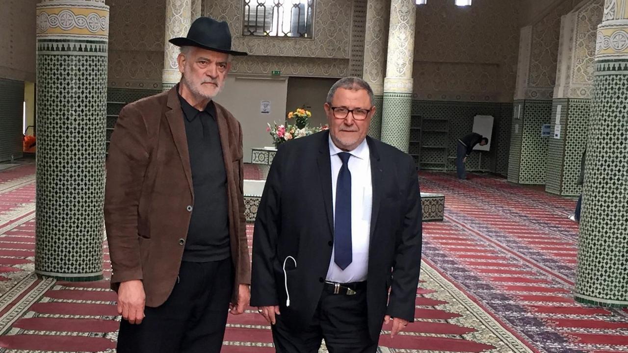 Khalil Merroun (r.) und sein Freund Rabbi Michel Serfaty stehen im Gebetsraum der Großen Moschee von Évry