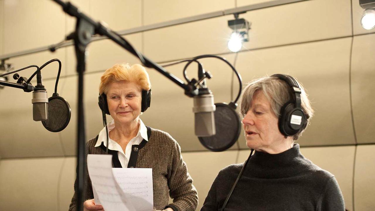 Irm Hermann und Uta Hallant (v.lks.) bei einer Studioaufnahme am Mikrofon. Irm Hermann und Uta Hallant (v.lks.) bei einer Studioaufnahme am Mikrofon.