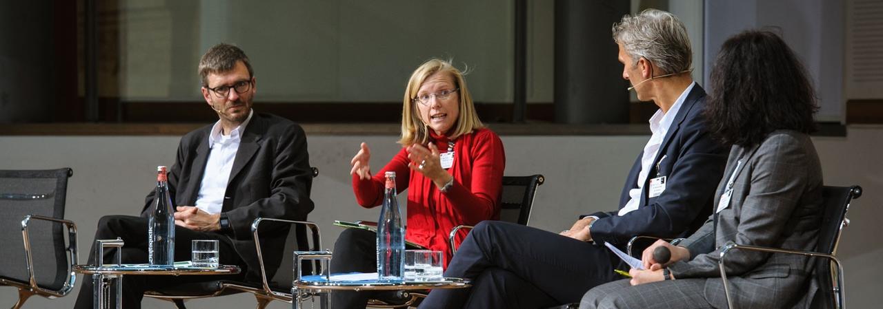 "Digitale Schule - ein internationaler Vergleich": Diskussionsrunde mit Prof. Dr. Isa Jahnke, Prof. Dr. Beat Döbeli Honegger, Dr. Krijno van Vugt "Digitale Schule - ein internationaler Vergleich": Diskussionsrunde mit Prof. Dr. Isa Jahnke, Prof. Dr. Beat Döbeli Honegger, Dr. Krijno van Vugt
