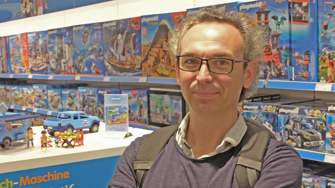 Mit Playmobil-Figuren inszeniert Michael Sommer Klassiker der Weltliteratur für YouTube. Mit Playmobil-Figuren inszeniert Michael Sommer Klassiker der Weltliteratur für YouTube.