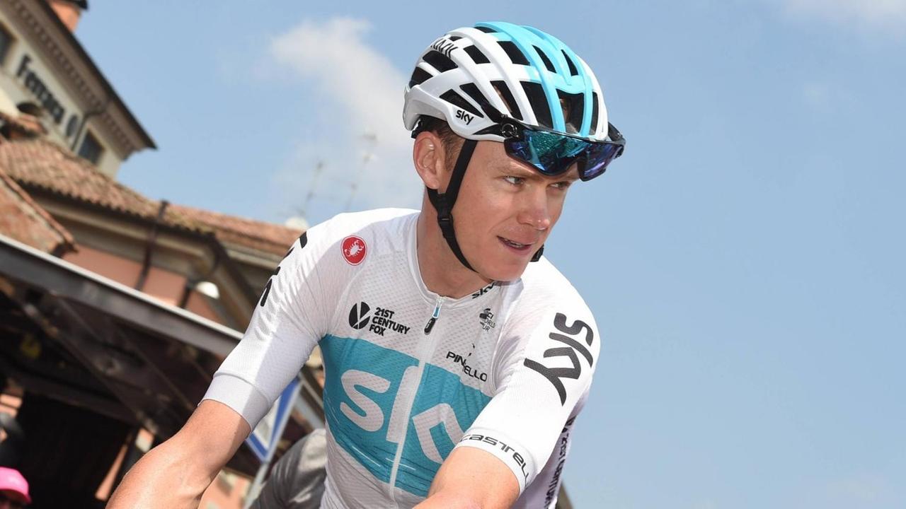 Chris Froome auf seinem Fahrrad beim Giro d'Italia. Chris Froome auf seinem Fahrrad beim Giro d'Italia.