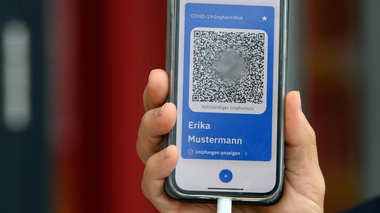 Ein Smartphone mit der CovPass-App. Ein Smartphone mit der CovPass-App.