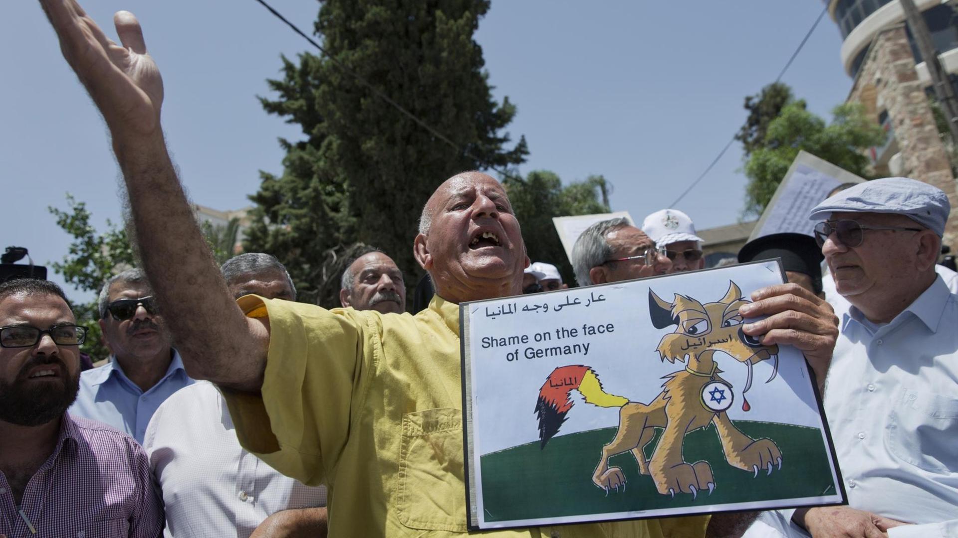 Im Mai 2019 demonstrierten Aktivisten des BDS vor dem Vertretungsbüro des Auswärtigen Amtes in Ramallah gegen den Bundestagsbeschluss zum BDS. Im Mai 2019 demonstrierten Aktivisten des BDS vor dem Vertretungsbüro des Auswärtigen Amtes in Ramallah gegen den Bundestagsbeschluss zum BDS.