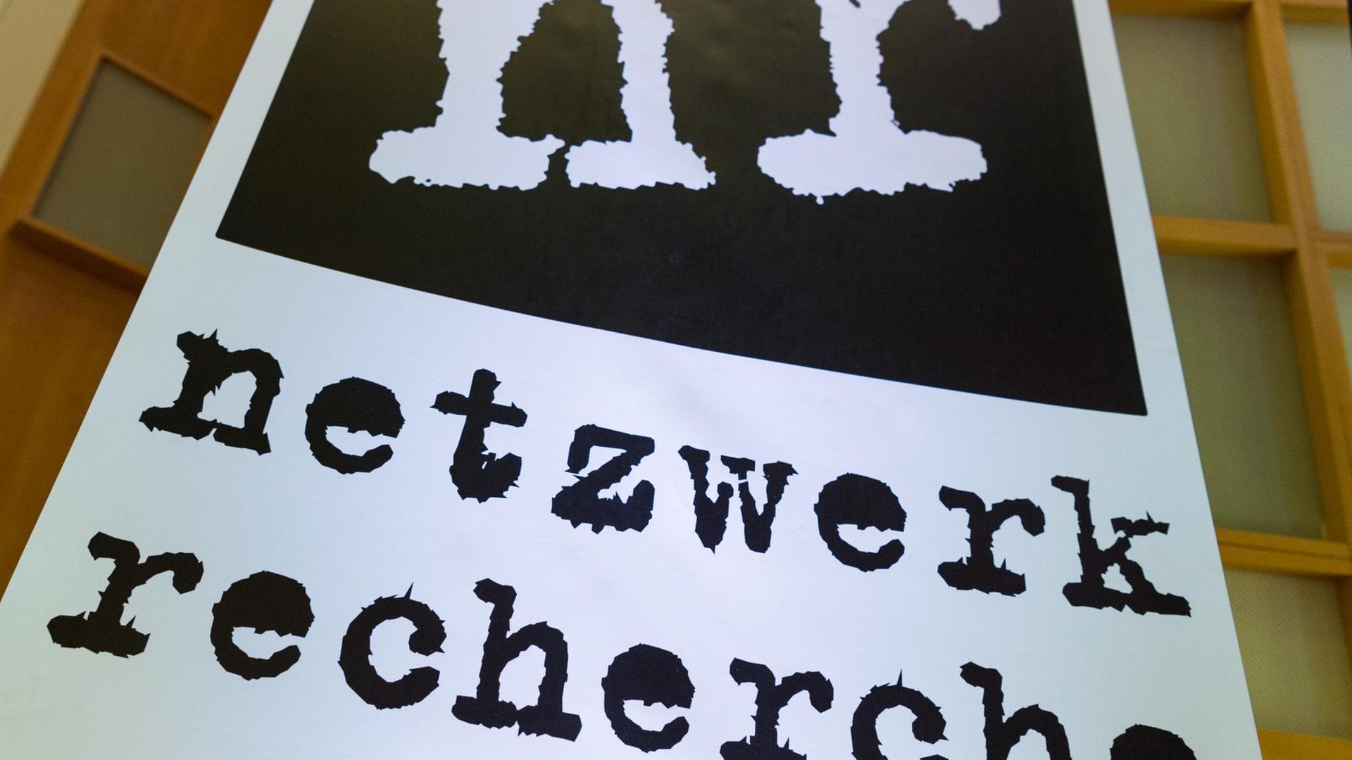 Das Logo «nr netzwerk recherche», aufgenommen am 09.06.2017 in Hamburg bei der Jahreskonferenz des «netzwerk recherche». Rund 700 Journalisten des Netzwerks Recherche treffen sich in Hamburg, um über aktuelle Themen des Journalismus zu diskutieren. Das Logo «nr netzwerk recherche», aufgenommen am 09.06.2017 in Hamburg bei der Jahreskonferenz des «netzwerk recherche». Rund 700 Journalisten des Netzwerks Recherche treffen sich in Hamburg, um über aktuelle Themen des Journalismus zu diskutieren.