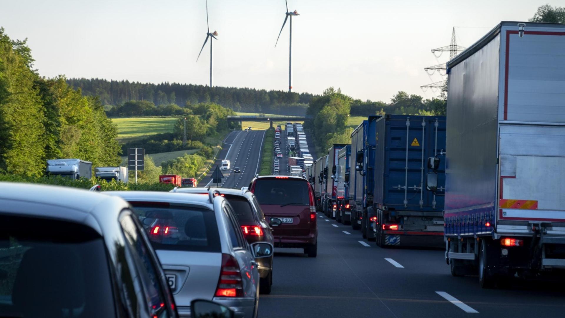 PKW und LKW bilden eine Rettungsgasse auf einer Autobahn