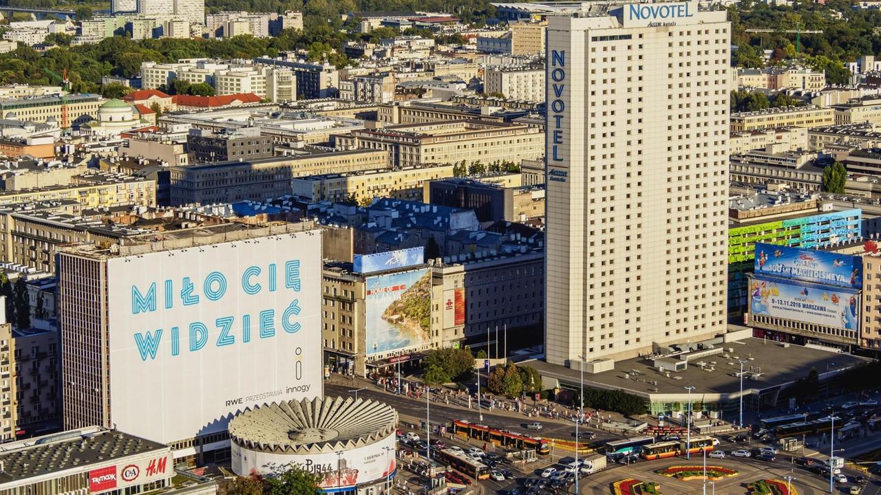 Blick auf die PKO-Rotunde und das Hotel Novotel im Stadtzentrum von Warschau Blick auf die PKO-Rotunde und das Hotel Novotel im Stadtzentrum von Warschau