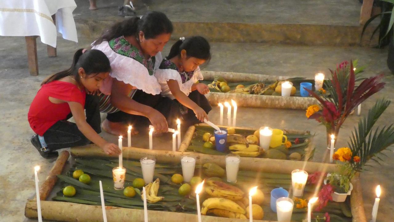 Mika Morena de Aragon zündet in der Kirche Santa Maria mit ihren beiden Enkelinnen Kerzen an.