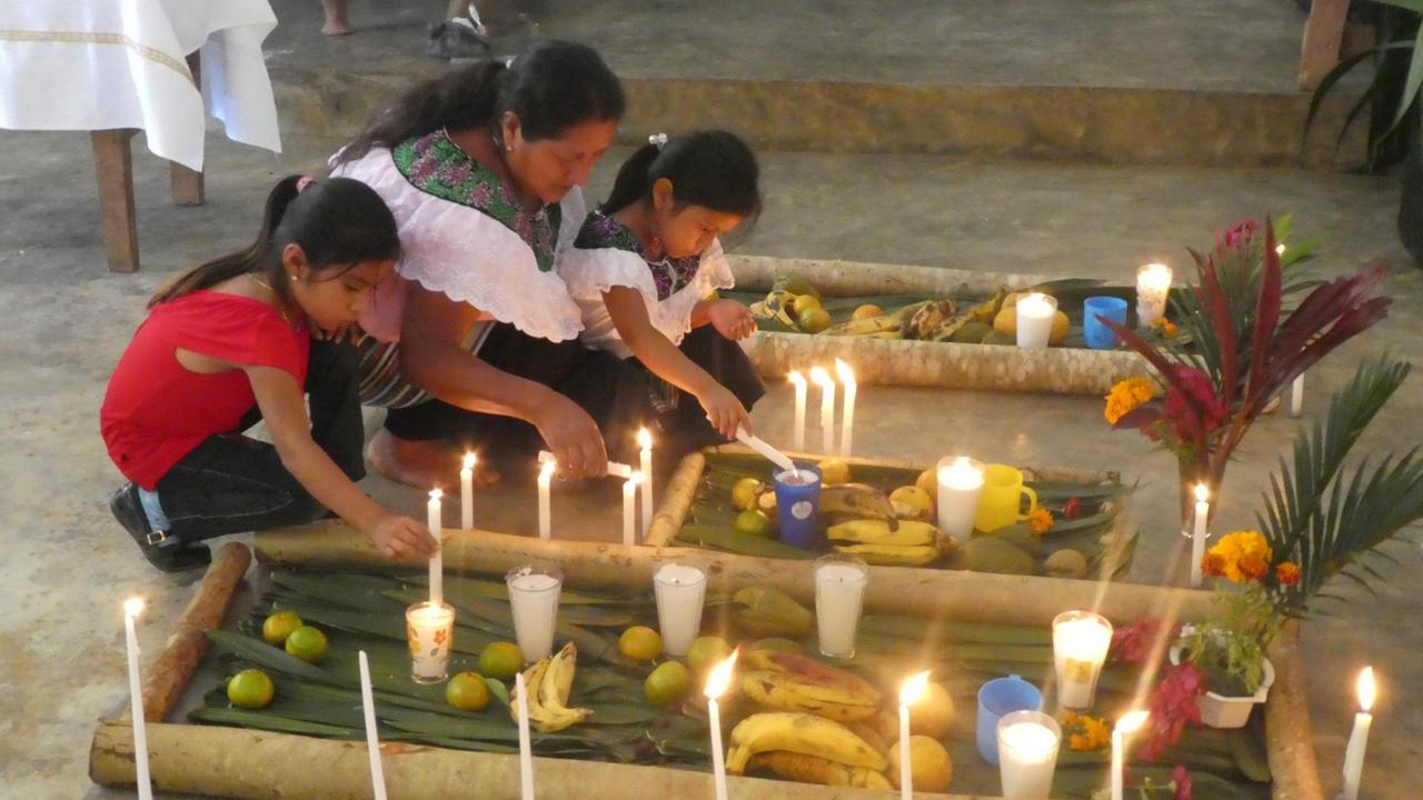 Mika Morena de Aragon zündet in der Kirche Santa Maria mit ihren beiden Enkelinnen Kerzen an. Mika Morena de Aragon zündet in der Kirche Santa Maria mit ihren beiden Enkelinnen Kerzen an.