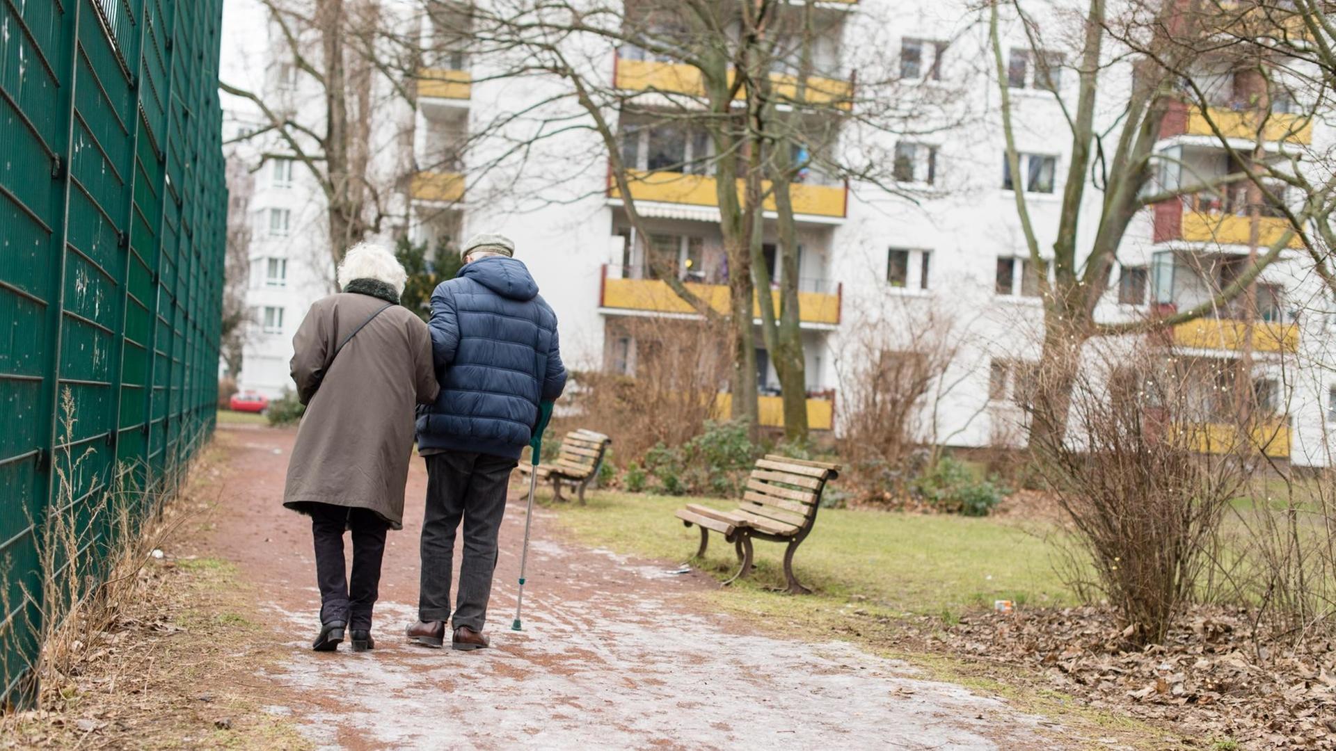 Ein älteres Ehepaar geht am 06.02.2017 in Berlin spazieren. Ein älteres Ehepaar geht am 06.02.2017 in Berlin spazieren.