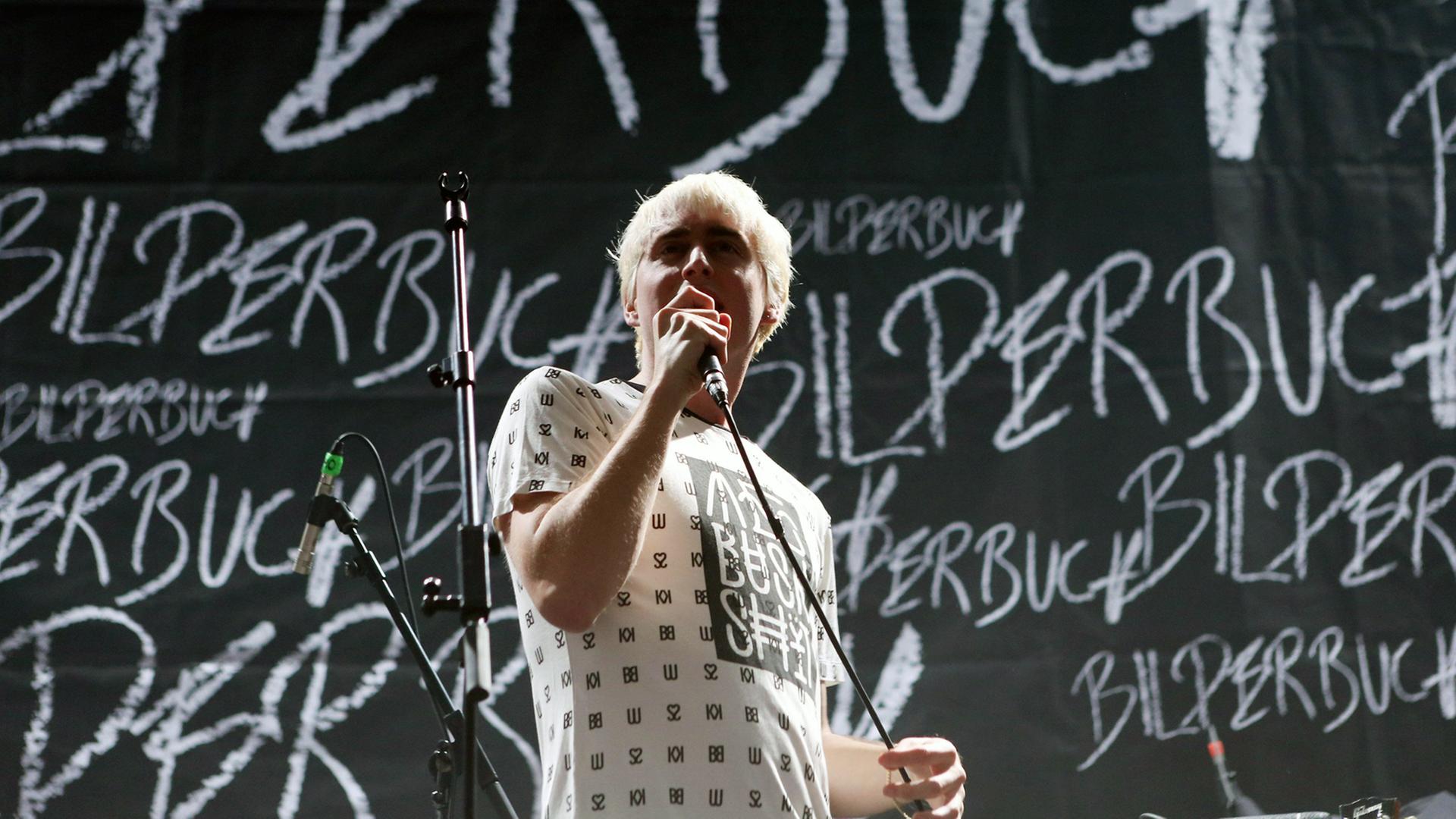 Bilderbuch-Sänger Maurice Ernst, hier bei einem Konzert als Vorgruppe der Beatsteaks in Erfurt 2014. Bilderbuch-Sänger Maurice Ernst, hier bei einem Konzert als Vorgruppe der Beatsteaks in Erfurt 2014.