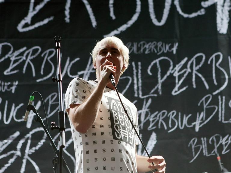 Bilderbuch-Sänger Maurice Ernst, hier bei einem Konzert als Vorgruppe der Beatsteaks in Erfurt 2014.