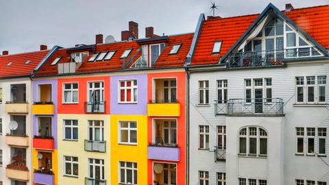 Eine Häuserfassade mit teils bunt bemalten Häusern in Berlin.