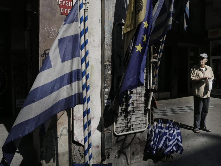 Griechische und europäische Fahnen vor einem Geschäft in Athen