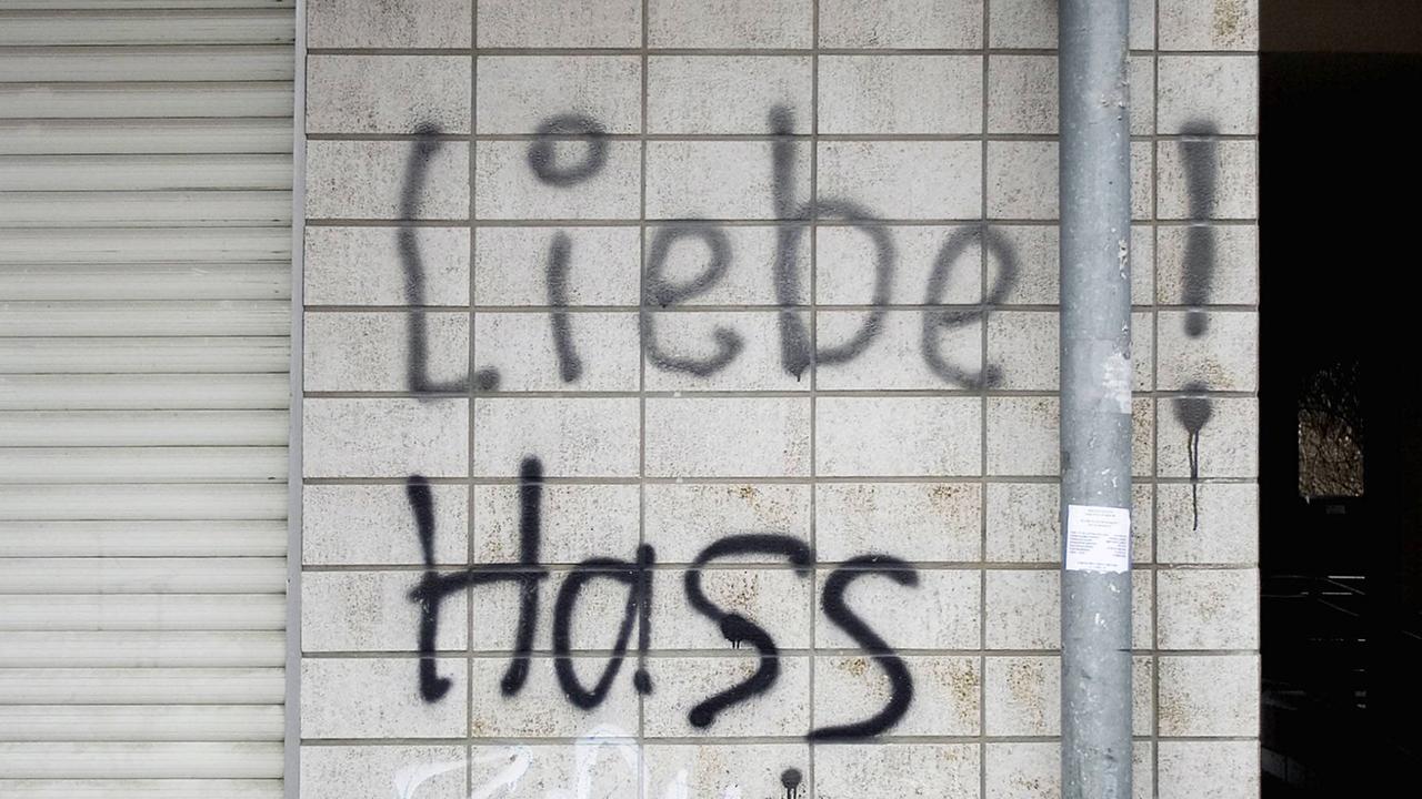 "Liebe! Hass" steht auf einer Häuserwand "Liebe! Hass" steht auf einer Häuserwand