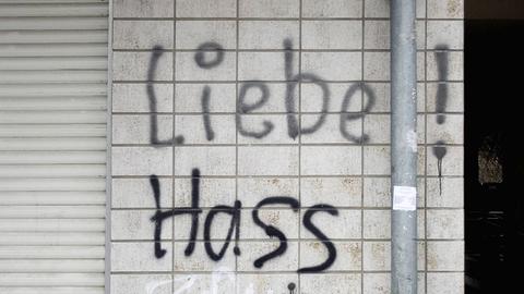 "Liebe! Hass" steht auf einer Häuserwand