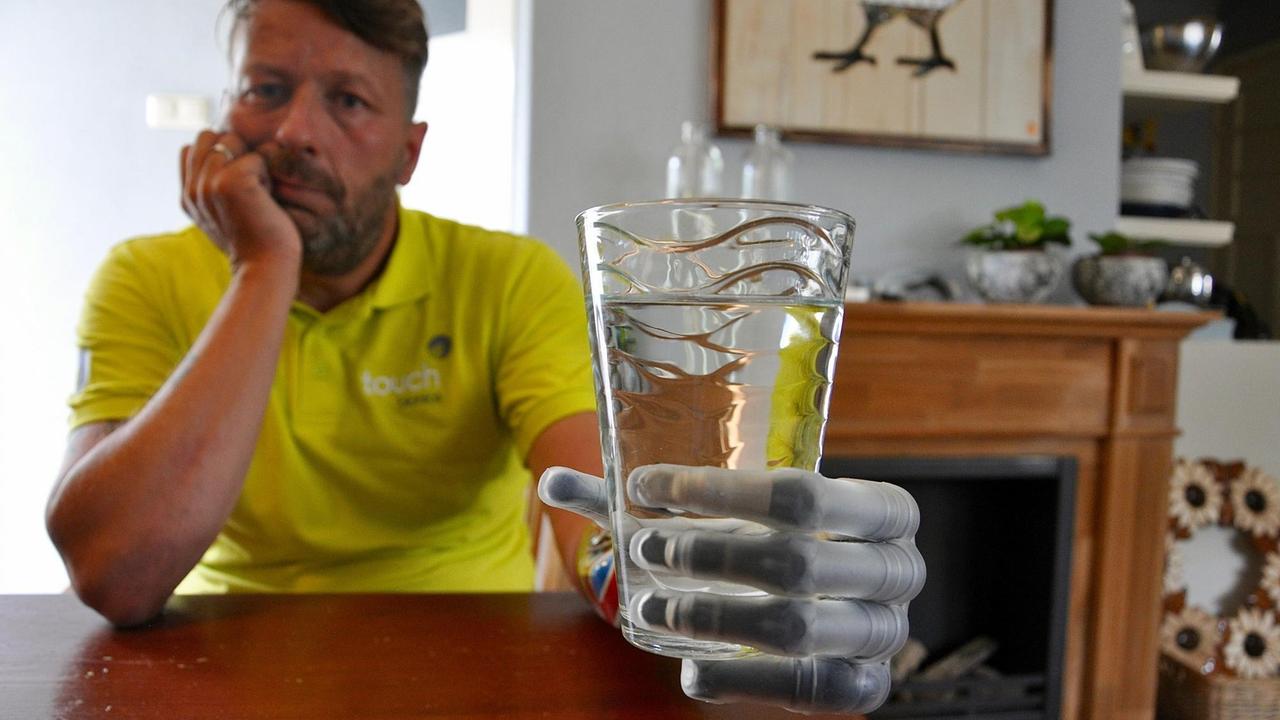 Er denkt im Alltag kaum noch darüber nach, dass er eine Prothese träge, sagt Bert Pot. Die Maschine ist Teil seines Körpers geworden. Jetzt fehlt ihm nur noch Fingerspitzengefühl Er denkt im Alltag kaum noch darüber nach, dass er eine Prothese träge, sagt Bert Pot. Die Maschine ist Teil seines Körpers geworden. Jetzt fehlt ihm nur noch Fingerspitzengefühl