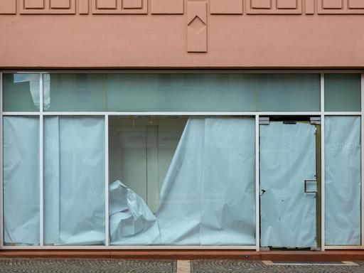 Ein Schaufenster in einer Fussgängerzone, die Scheibe ist mit Papier beklebt. Der Laden hat für immer geschlossen. (Symbolfoto)