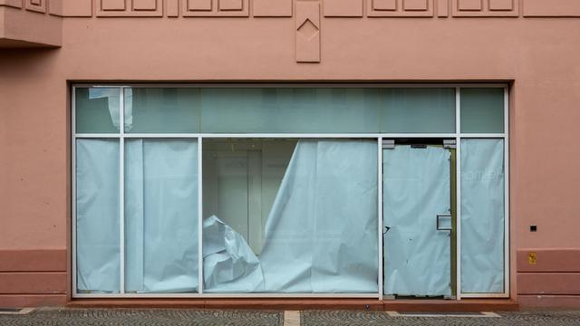 Ein Schaufenster in einer Fussgängerzone, die Scheibe ist mit Papier beklebt. Der Laden hat für immer geschlossen. (Symbolfoto)