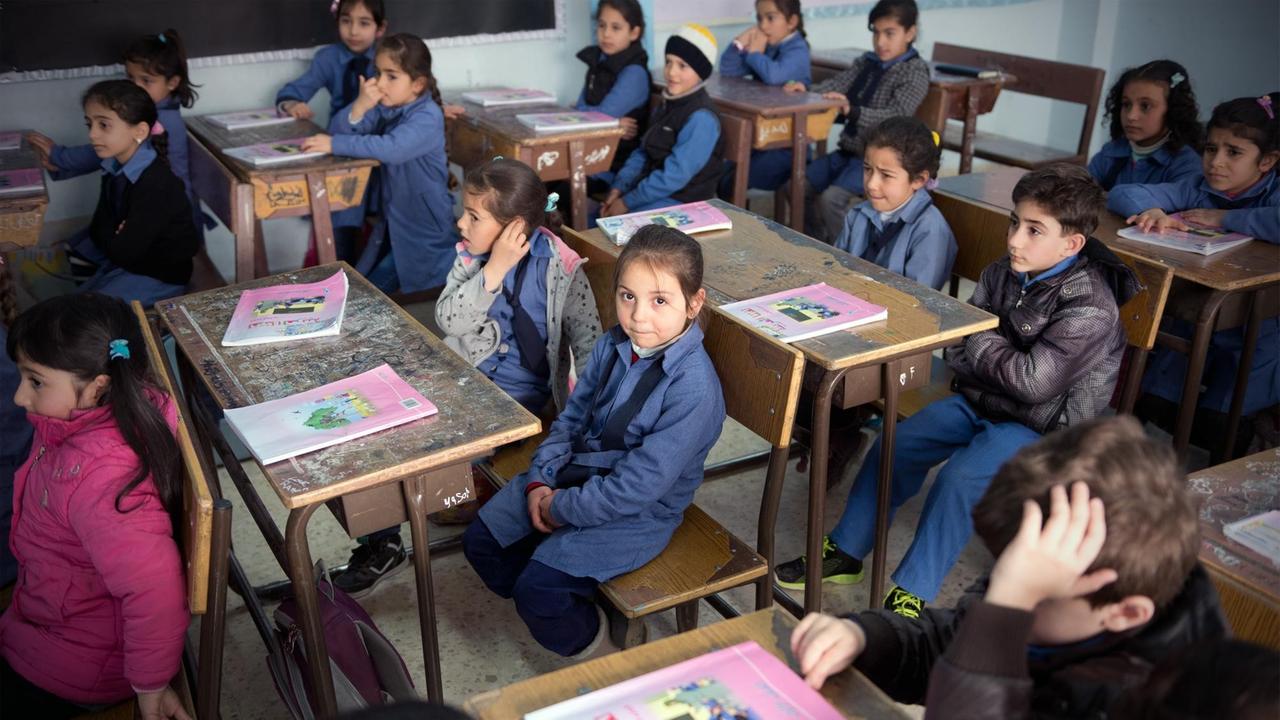 Kinder in der Dahyet al Rasheed School in Amman (Jordanien). Morgens gehen dort die jordanischen Kinder zum Unterricht, nachmittags syrische Flüchtlingskinder. Kinder in der Dahyet al Rasheed School in Amman (Jordanien). Morgens gehen dort die jordanischen Kinder zum Unterricht, nachmittags syrische Flüchtlingskinder.