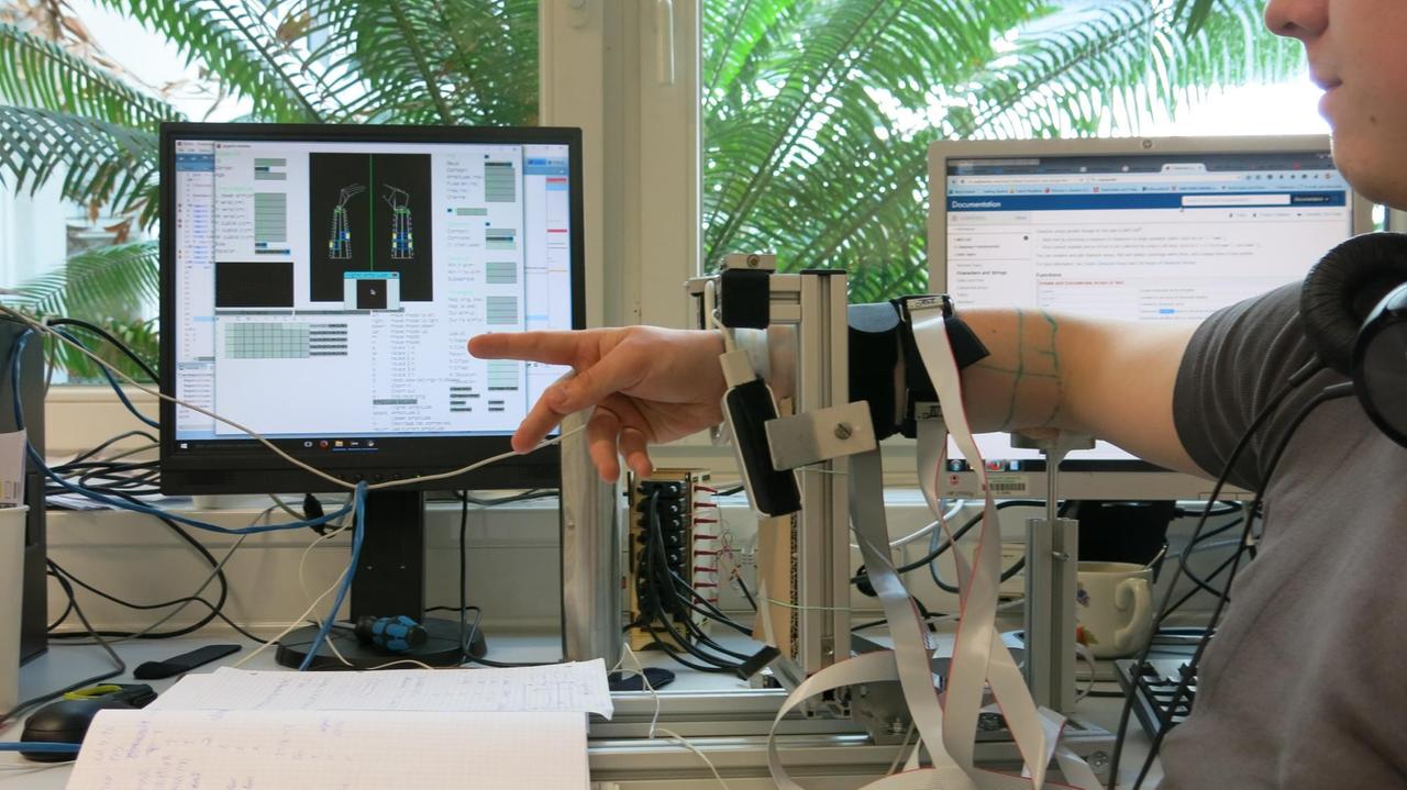 Der Prototyp der neuen Neuroprothese im Funktionstest. Der Prototyp der neuen Neuroprothese im Funktionstest.