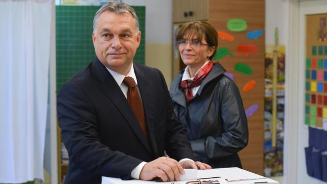 Ungarns Regierungschef Viktor Orban und seine Frau bei der Stimmabgabe zum Referendum über die EU-Flüchtlingspolitik.