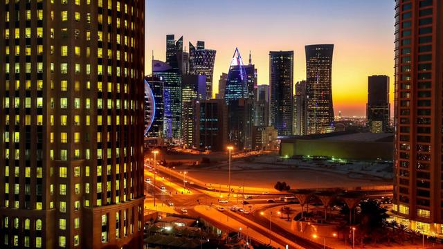 Das Foto zeigt Doha, die Hauptstadt des Emirats Katar, im Abendlicht.