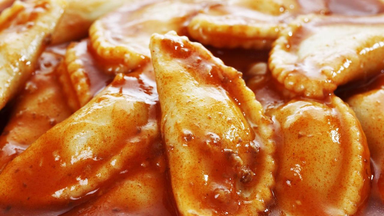Nahaufnahme von Ravioli in Tomatensoße aus der Dose. Nahaufnahme von Ravioli in Tomatensoße aus der Dose.