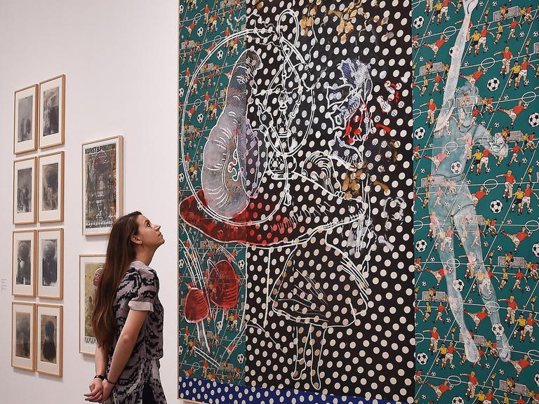 Eine Besucherin vor Polkes Werk "Alice im Wunderland", hier in der Tate Modern in London