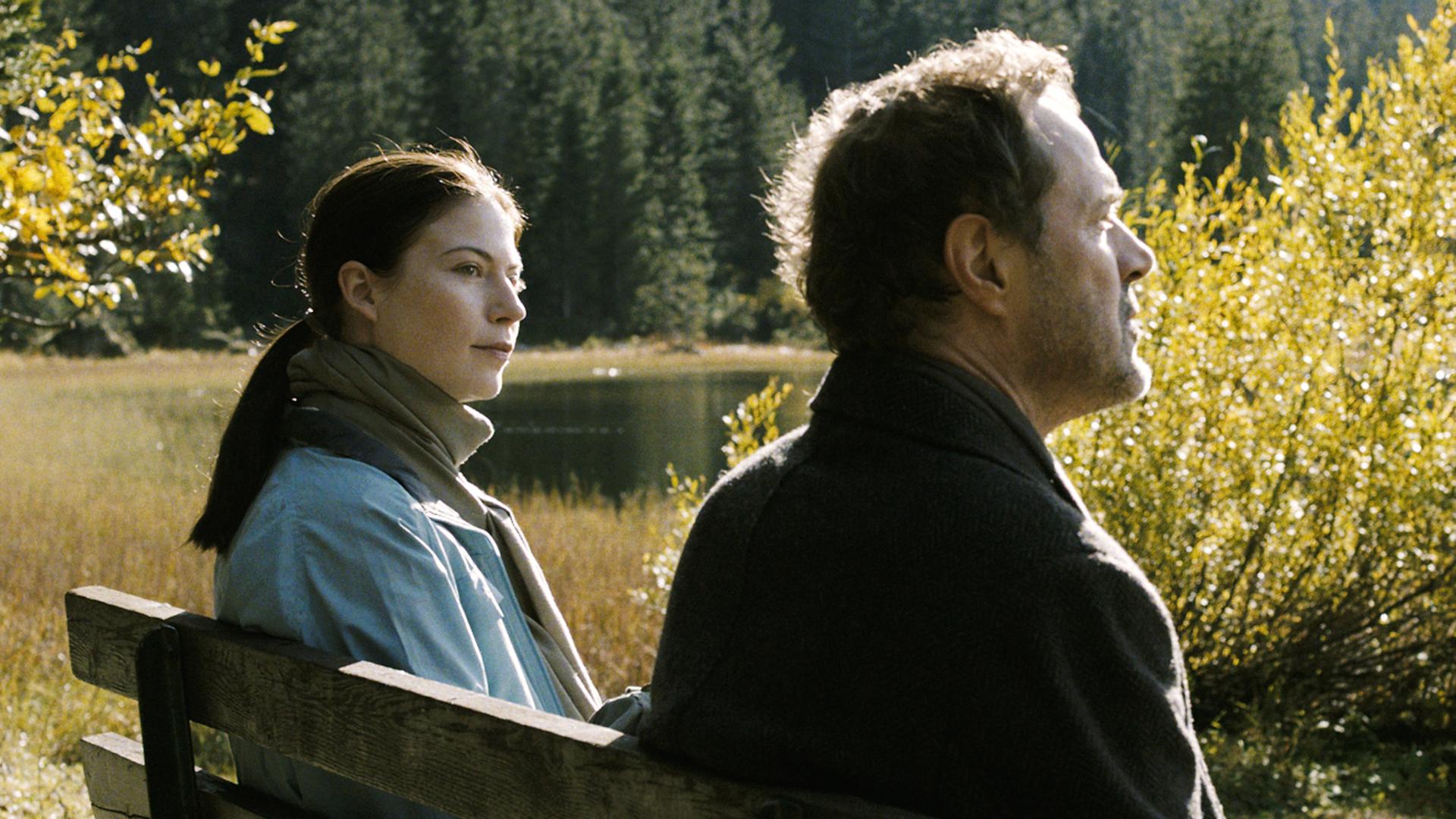 Nora von Waldstätten und Sebastian Koch in einer Szene des Films "Oktober November" Nora von Waldstätten und Sebastian Koch in einer Szene des Films "Oktober November"