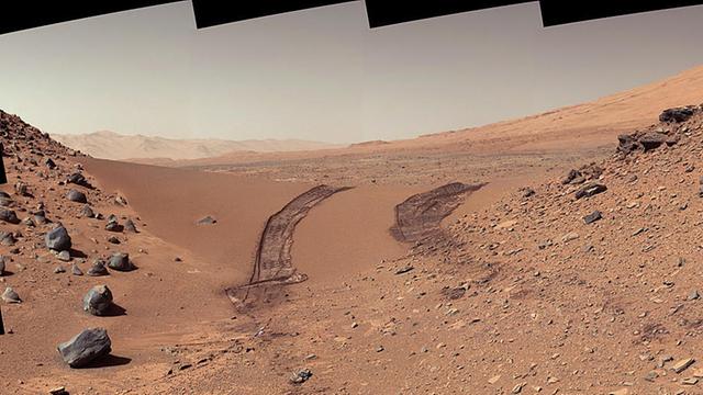 Zu viel gefahren, zu wenig gebohrt: Curiositys Spuren im Marssand