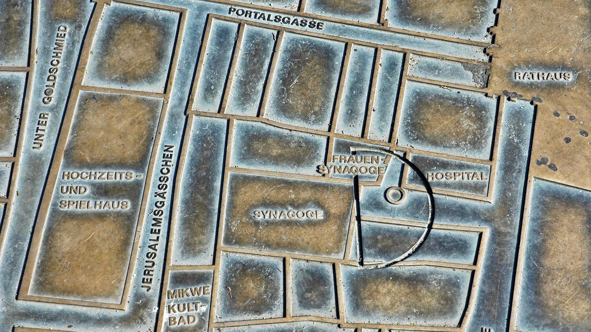 Die Gedenktafel zeigt das ehemalige jüdische Viertel am Rathausplatz in Köln Die Gedenktafel zeigt das ehemalige jüdische Viertel am Rathausplatz in Köln