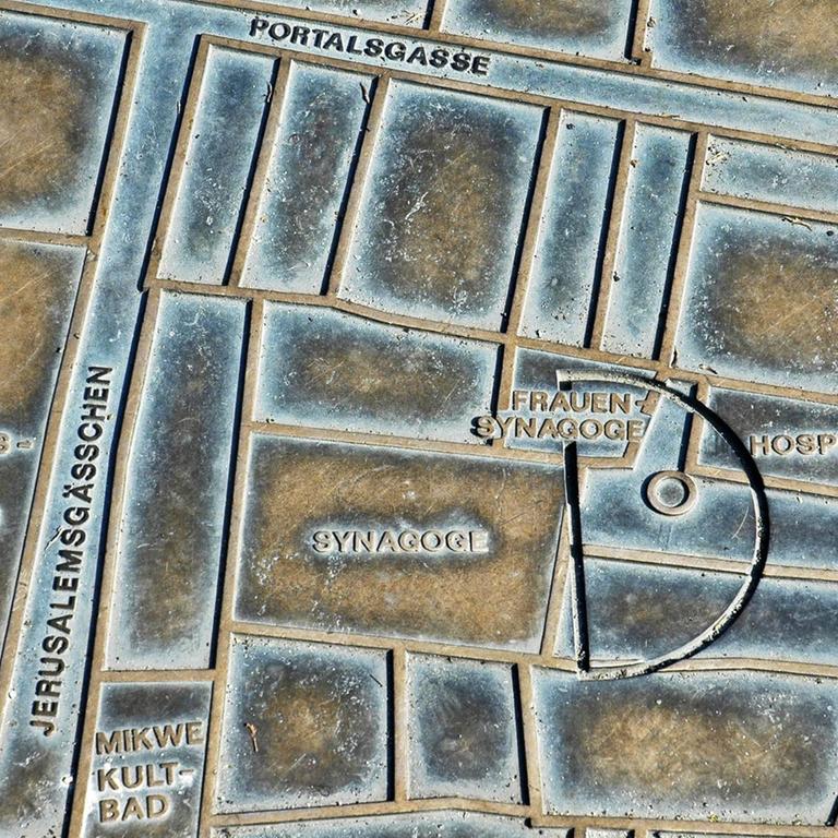 Die Gedenktafel zeigt das ehemalige jüdische Viertel am Rathausplatz in Köln