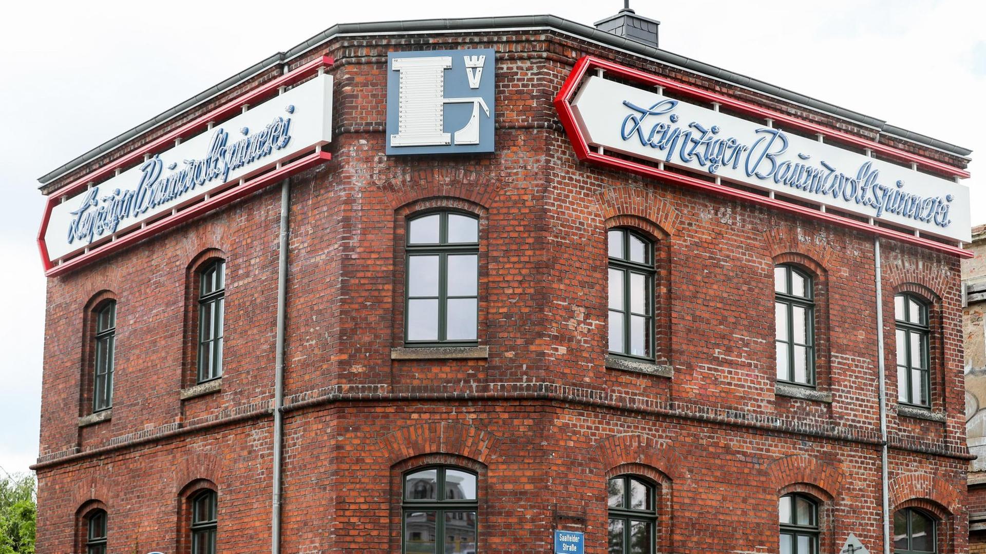 Eine restaurierte historische Leuchtreklame weist den Weg zur Leipziger Baumwollspinnerei. Eine restaurierte historische Leuchtreklame weist den Weg zur Leipziger Baumwollspinnerei.