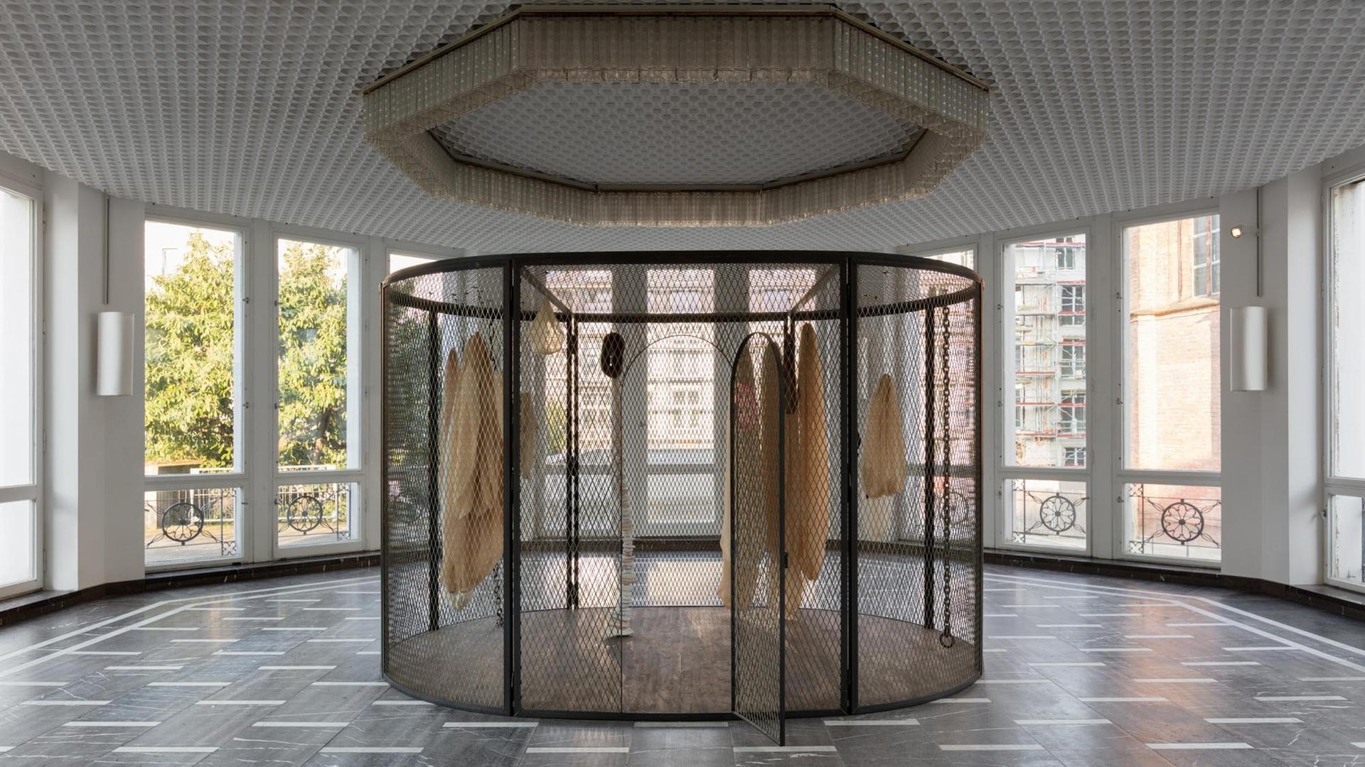 Das Kunstwerk "Peaux de Lapins, Chiffons Ferrailles à Vendre" von Louise Bourgeois steht vor einer Fensterfront im Schinkelpavillon Berlin Das Kunstwerk "Peaux de Lapins, Chiffons Ferrailles à Vendre" von Louise Bourgeois steht vor einer Fensterfront im Schinkelpavillon Berlin