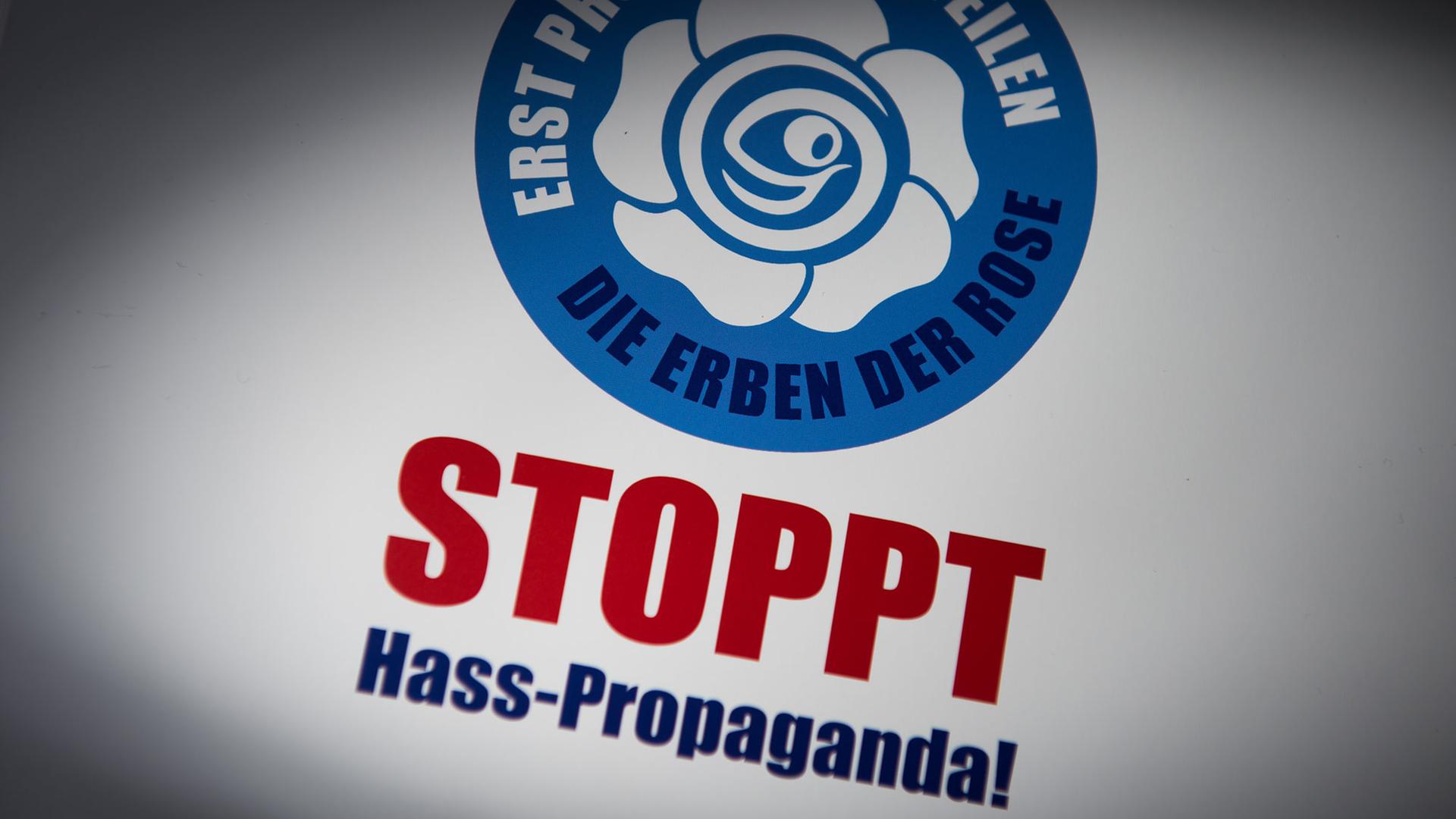 Das Logo eines Potsdamer Bürgervereins mit dem Namen "Stoppt Hass-Propaganda! Erst prüfen, dann teilen" ist am 18.11.2014 in Berlin zusehen. Der Bürgerverein will sich gegen Propaganda-Material in sozialen Netzwerken zur Wehr setzen. Das Logo eines Potsdamer Bürgervereins mit dem Namen "Stoppt Hass-Propaganda! Erst prüfen, dann teilen" ist am 18.11.2014 in Berlin zusehen. Der Bürgerverein will sich gegen Propaganda-Material in sozialen Netzwerken zur Wehr setzen.
