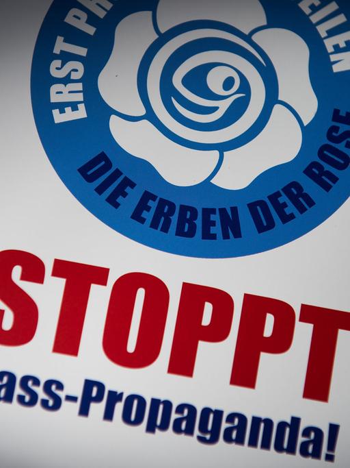Das Logo eines Potsdamer Bürgervereins mit dem Namen "Stoppt Hass-Propaganda! Erst prüfen, dann teilen" ist am 18.11.2014 in Berlin zusehen. Der Bürgerverein will sich gegen Propaganda-Material in sozialen Netzwerken zur Wehr setzen.