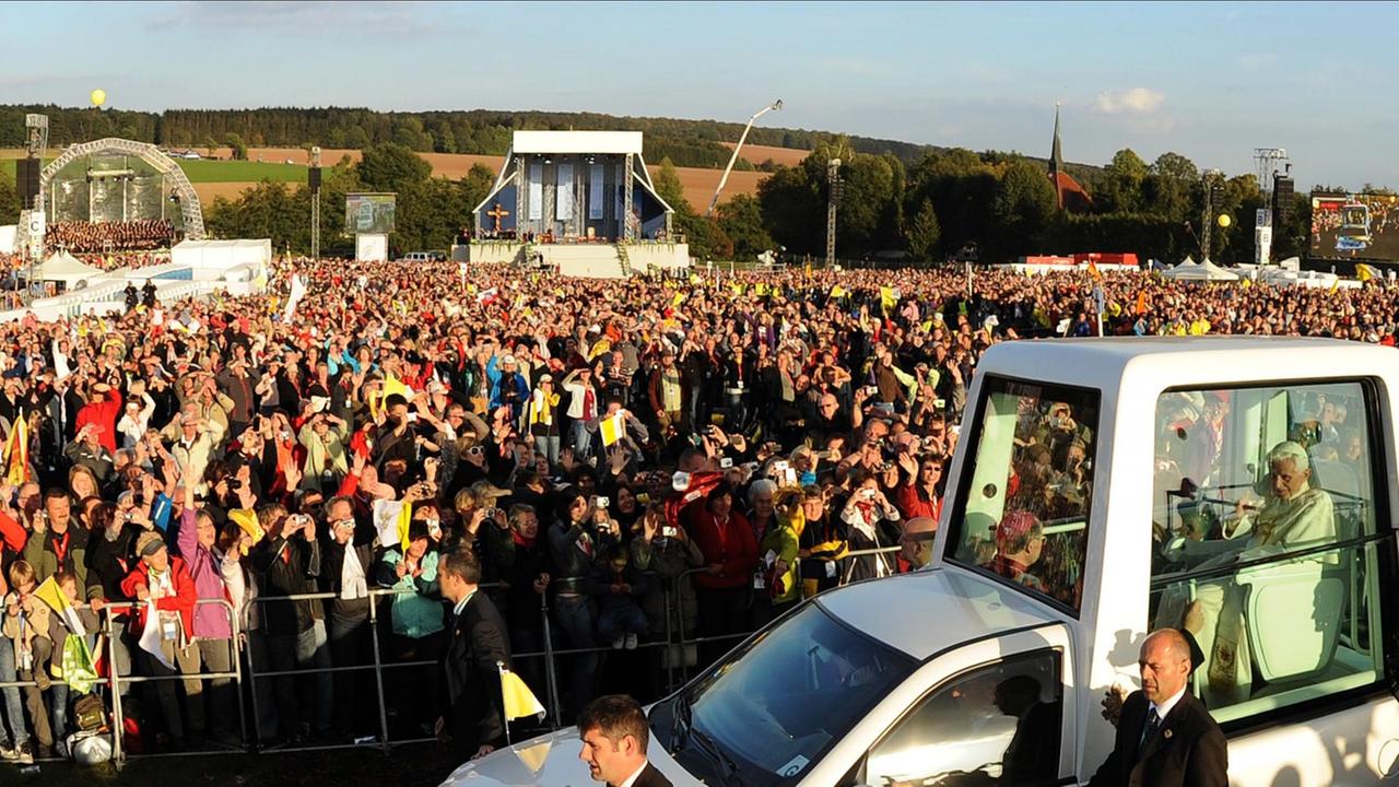 Papst Benedikt XVI. 2011 bei seiner Ankunft in Etzelsbach Papst Benedikt XVI. 2011 bei seiner Ankunft in Etzelsbach