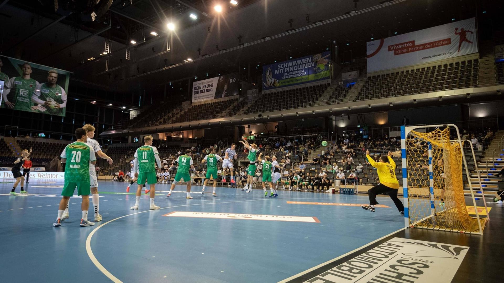 Handball Berlin 12.09.2020 Testspiel Vorbereitungsspiel 1. Bundesliga / HBL Füchse Berlin - THW Kiel Max Schmeling Halle begrenzte Zuschauerzahl wegen Covid-19 Corona *** Handball Berlin 12 09 2020 Test match Preparation game 1 Bundesliga HBL Füchse Berlin THW Kiel Max Schmeling Halle limited number of spectators because of Covid 19 Corona Handball Berlin 12.09.2020 Testspiel Vorbereitungsspiel 1. Bundesliga / HBL Füchse Berlin - THW Kiel Max Schmeling Halle begrenzte Zuschauerzahl wegen Covid-19 Corona *** Handball Berlin 12 09 2020 Test match Preparation game 1 Bundesliga HBL Füchse Berlin THW Kiel Max Schmeling Halle limited number of spectators because of Covid 19 Corona