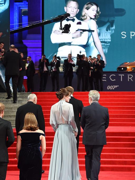 Weltpremiere für "Spectre": Auf dem roten Teppich gehen unter anderem die Prinzen William und Harry.