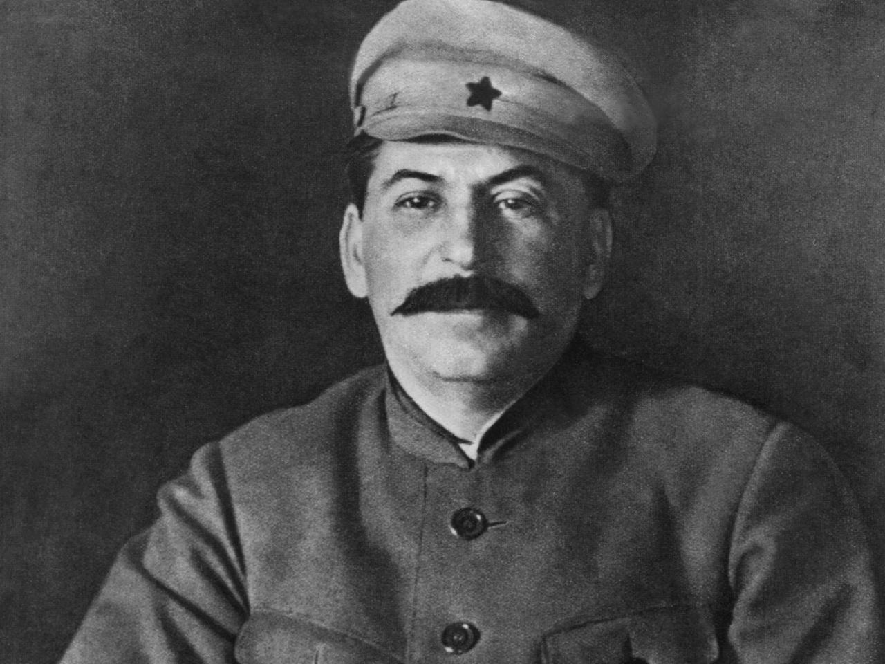 Josef Stalin, eigentlich Iossif Wissarionowitsch Dschugaschwili (geb. 21.12. 1879 in Gori,Georgien - gest. 5.3.1953 in Moskau). Sowjetischer Politiker und Diktator. Stalin war 30 Jahre lang Erster Sekretär der KPDSU und damit faktisch Staatschef der Sowjetunion. Josef Stalin, eigentlich Iossif Wissarionowitsch Dschugaschwili (geb. 21.12. 1879 in Gori,Georgien - gest. 5.3.1953 in Moskau). Sowjetischer Politiker und Diktator. Stalin war 30 Jahre lang Erster Sekretär der KPDSU und damit faktisch Staatschef der Sowjetunion.