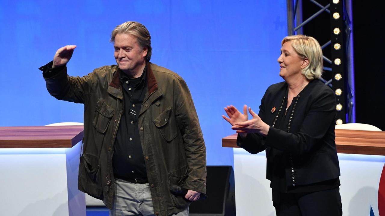 Das Bild zeigt Steve Bannon und die Front-National-Vorsitzende Marine Le Pen auf dem Parteitag in Lille. Das Bild zeigt Steve Bannon und die Front-National-Vorsitzende Marine Le Pen auf dem Parteitag in Lille.