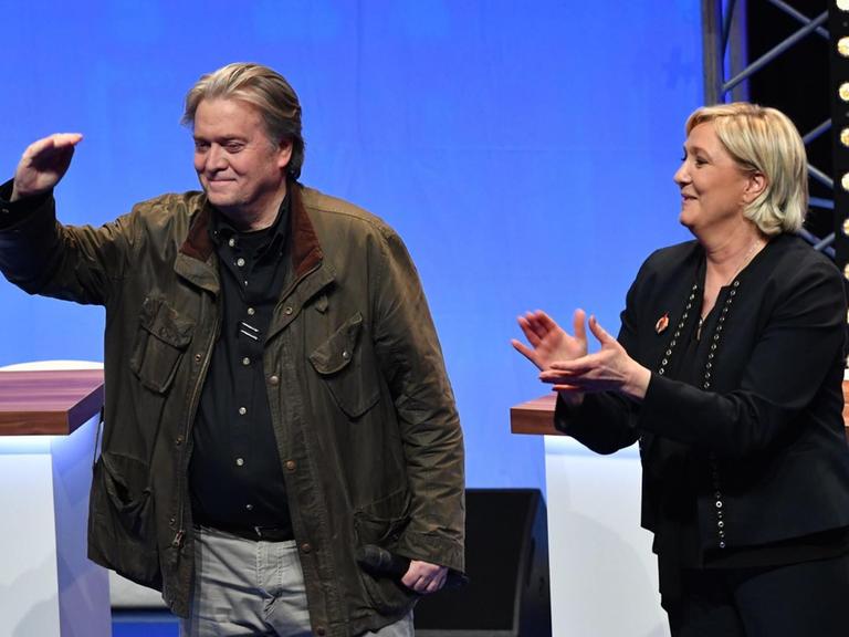 Das Bild zeigt Steve Bannon und die Front-National-Vorsitzende Marine Le Pen auf dem Parteitag in Lille.